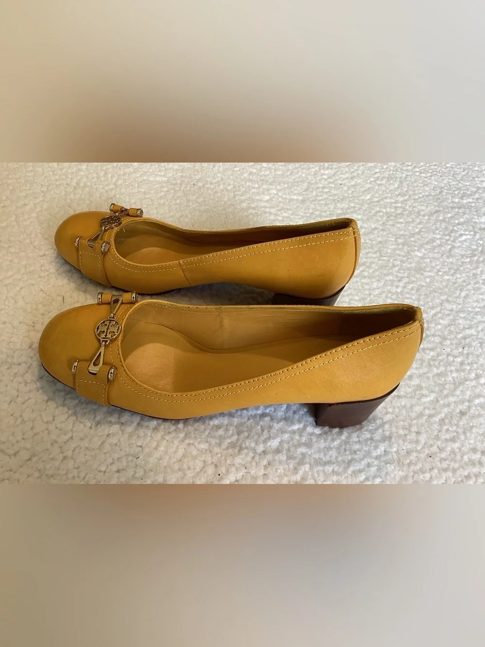 Tory Burch Size 9.5 Mustard Leather Logo Bow Pumps Low Heel Preppy Classic